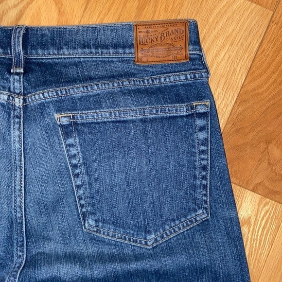 Lucky Brand Mid-Rise Authentic Straight Crop size 31, good used condition - Picture 9 of 10